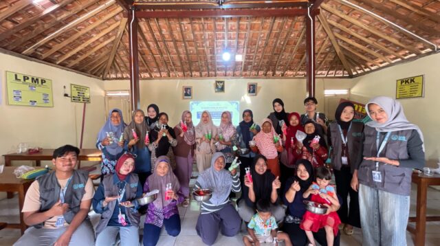 Minyak jelantah yang biasanya menjadi limbah ternyata masih bisa dimanfaatkan menjadi produk yang bernilai guna. Melalui kegiatan ini, masyarakat diajak untuk mengelola minyak jelantah dengan lebih bijak sekaligus mengurangi limbah rumah tangga. (Dok. Pribadi)
