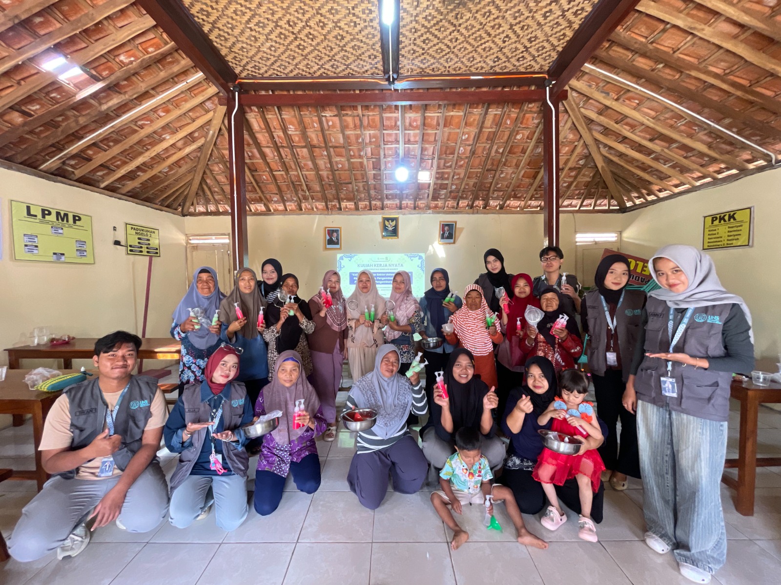 Minyak jelantah yang biasanya menjadi limbah ternyata masih bisa dimanfaatkan menjadi produk yang bernilai guna. Melalui kegiatan ini, masyarakat diajak untuk mengelola minyak jelantah dengan lebih bijak sekaligus mengurangi limbah rumah tangga. (Dok. Pribadi)