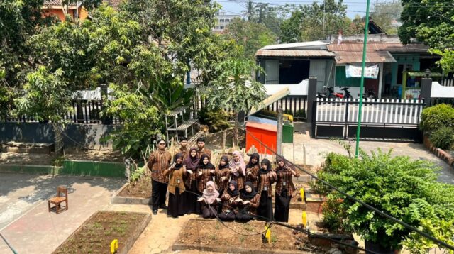 Dalam upaya memperkuat budaya sekaligus mendukung keberlanjutan Program Adiwiyata, Mahasiswa Magang Kependidikan Terintegrasi (MKT) Universitas Tidar 2026 mengoptimalkan kembali Kebun Literasi di SMP Negeri 9 Magelang. (Dok. Pribadi/MKT UNTIDAR)