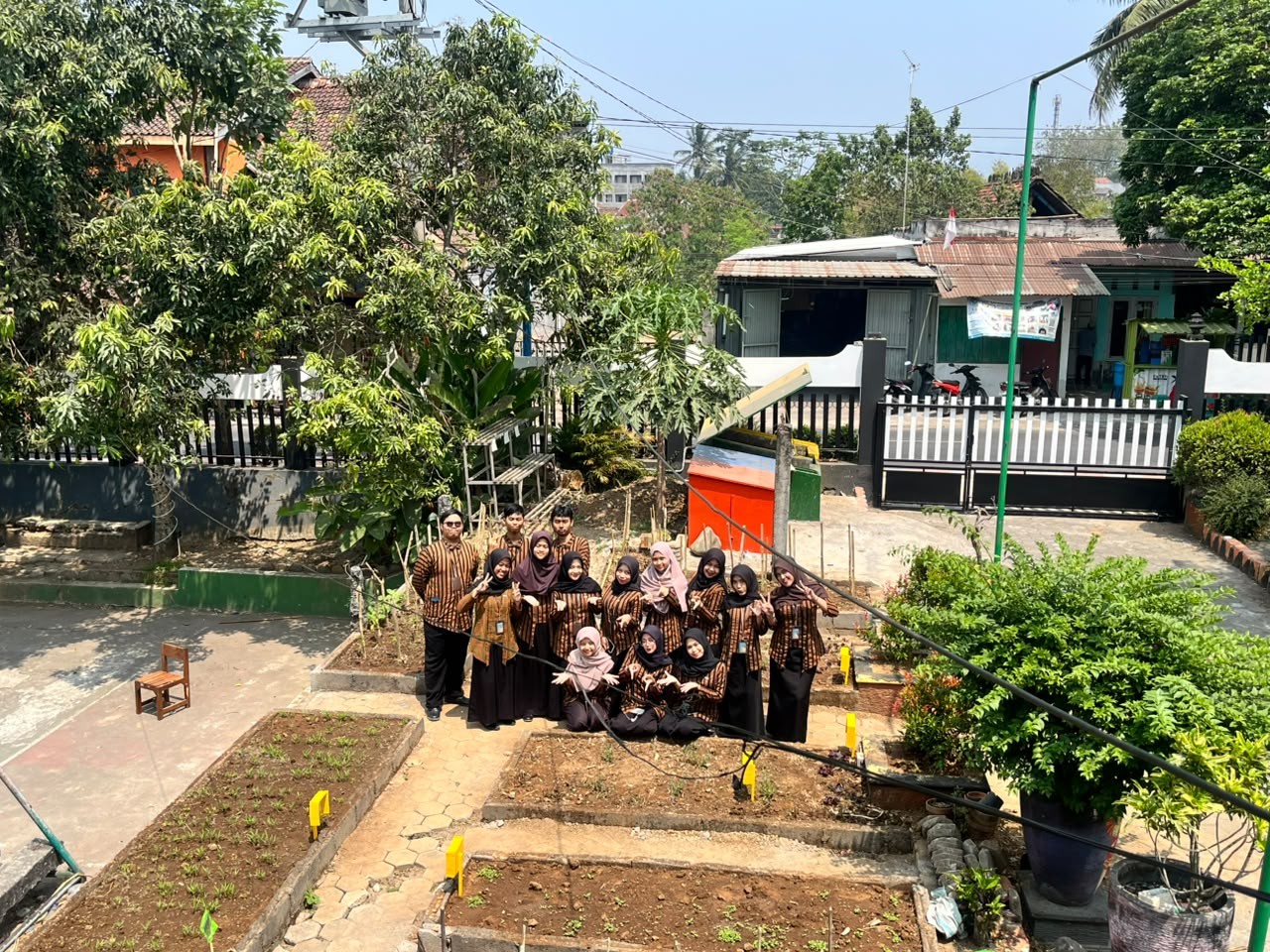Dalam upaya memperkuat budaya sekaligus mendukung keberlanjutan Program Adiwiyata, Mahasiswa Magang Kependidikan Terintegrasi (MKT) Universitas Tidar 2026 mengoptimalkan kembali Kebun Literasi di SMP Negeri 9 Magelang. (Dok. Pribadi/MKT UNTIDAR)