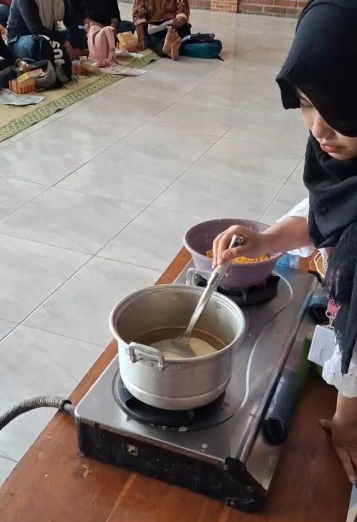 Demonstrasi Pembuatan Susu Jagung. (Dok. Pribadi/KKN 237 UNS)