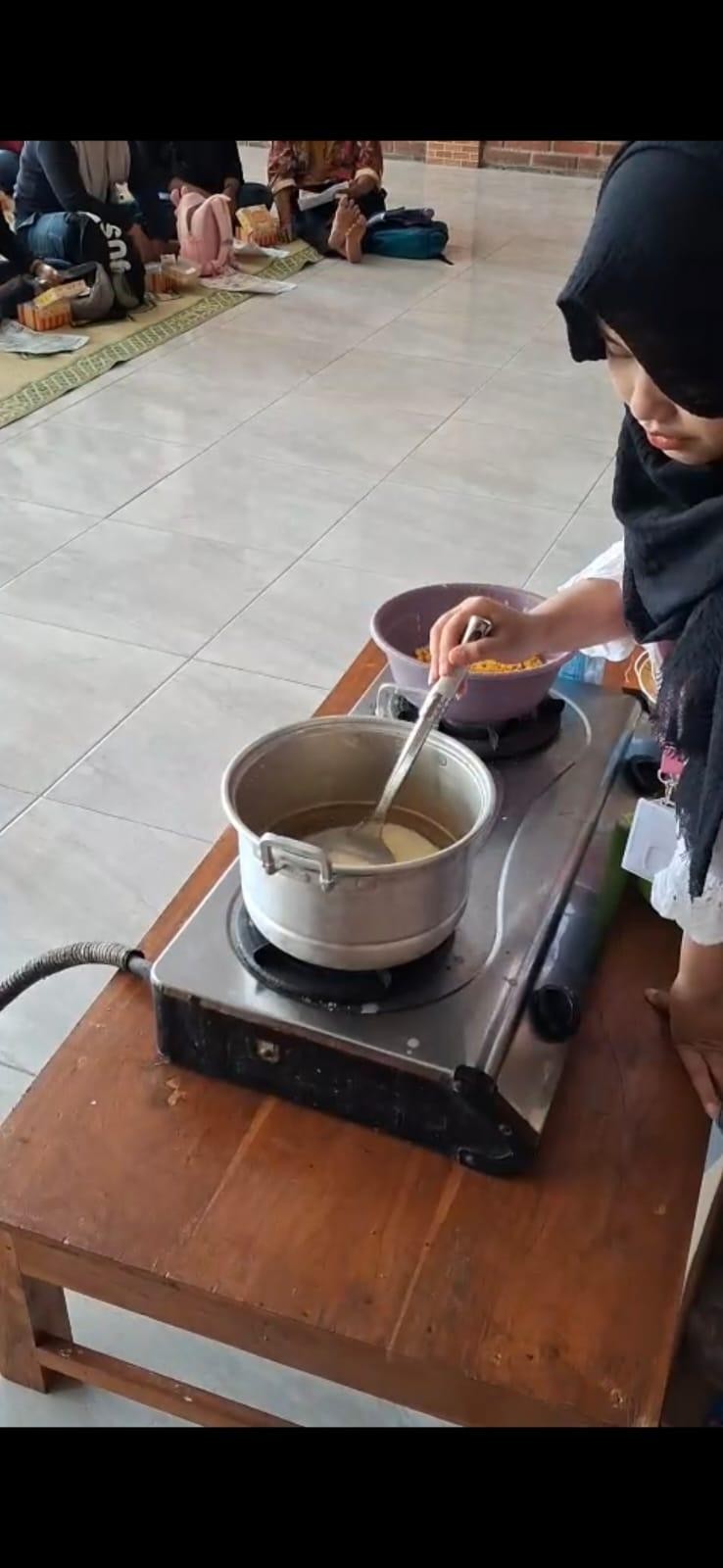 Demonstrasi Pembuatan Susu Jagung. (Dok. Pribadi/KKN 237 UNS)