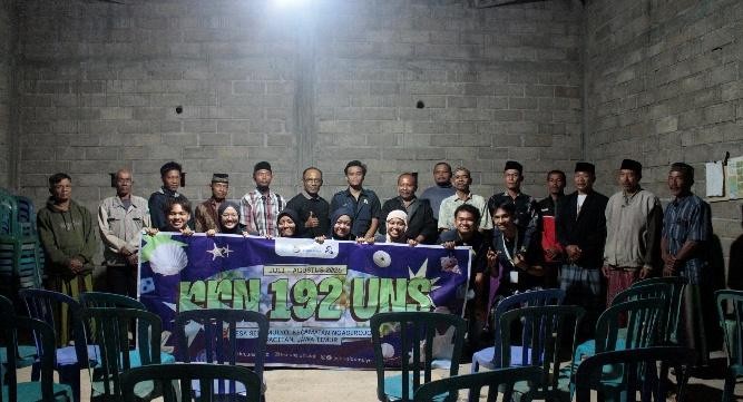 Dokumentasi Bersama setelah pelaksanaan program kerja “Workshop Pengolahan Pupuk Kompos: Pelatihan Keterampilan Kerja dan Edukasi Lingkungan dari Kotoran Hewan” di Desa Sidomulyo, Kecamatan Ngadirojo, Kabupaten Pacitan. (Dok. Pribadi/KKN 192 UNS)