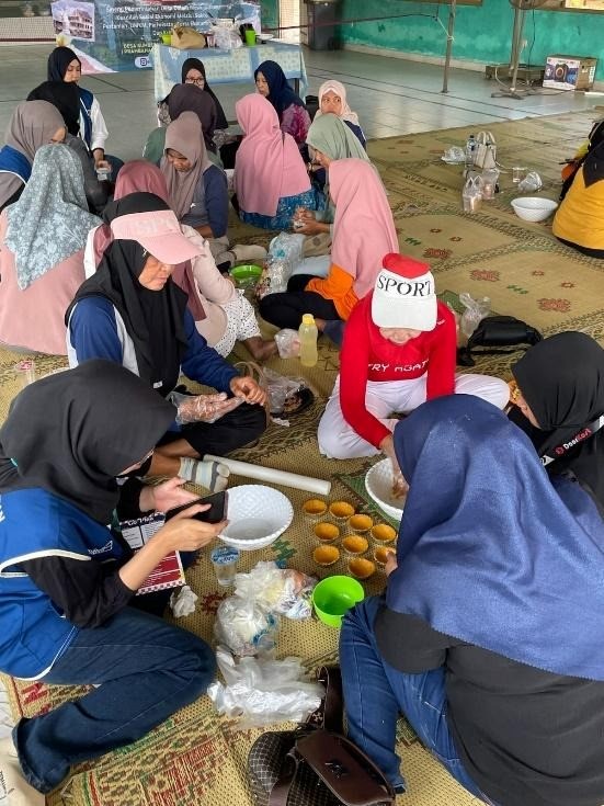Praktik Pembuatan Pie Susu Kambing oleh Peserta. (Dok. Pribadi/KKN 240 UNS)