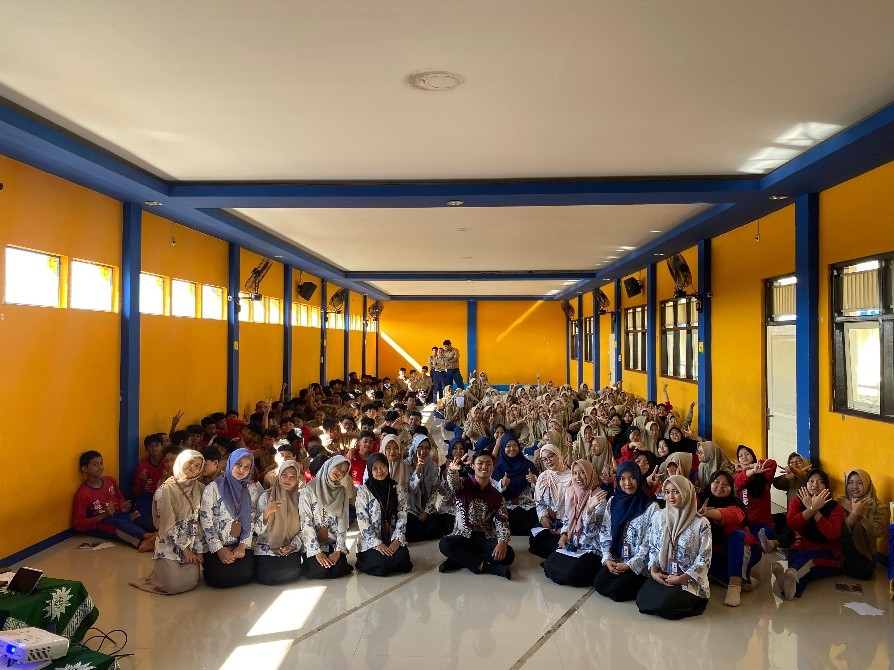 Dokumentasi bersama setelah pelaksanaan kegiatan “Seminar Sukses TKA“ yang diadakan oleh tim MKT Universitas Tidar. (Dok. Pribadi/MKT Universitas Tidar)