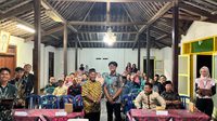 Mahasiswa KKN UNS Kelompok 142 bersama KSP Gita Mandiri mengajak masyarakat Dukuh Madugondo lebih bijak menghadapi pinjaman online melalui edukasi literasi keuangan pada Kamis (23/7/2026). (Dok. Pribadi/KKN 142 UNS)