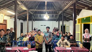 Mahasiswa KKN UNS Kelompok 142 bersama KSP Gita Mandiri mengajak masyarakat Dukuh Madugondo lebih bijak menghadapi pinjaman online melalui edukasi literasi keuangan pada Kamis (23/7/2026). (Dok. Pribadi/KKN 142 UNS)