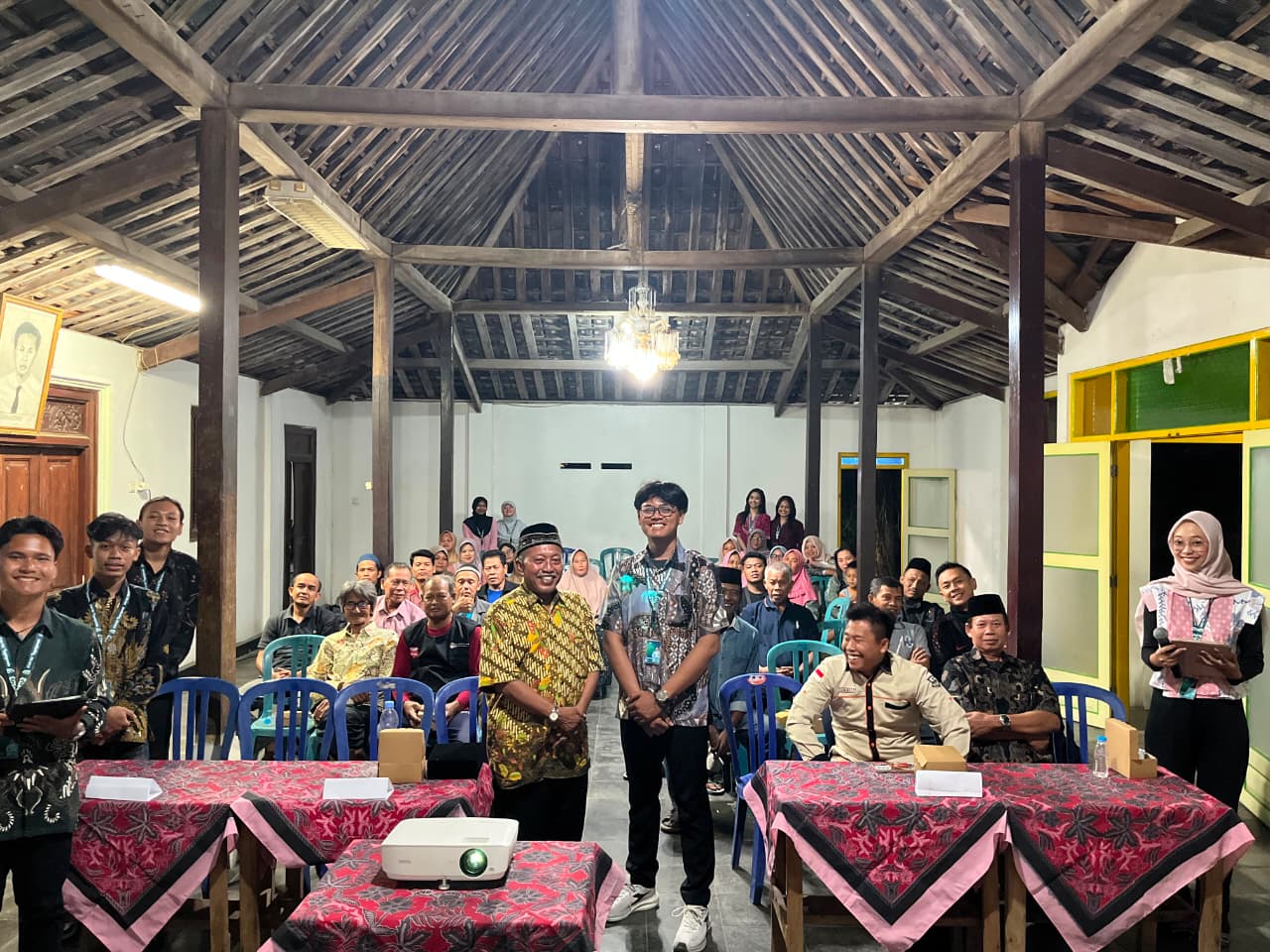 Mahasiswa KKN UNS Kelompok 142 bersama KSP Gita Mandiri mengajak masyarakat Dukuh Madugondo lebih bijak menghadapi pinjaman online melalui edukasi literasi keuangan pada Kamis (23/7/2026). (Dok. Pribadi/KKN 142 UNS)