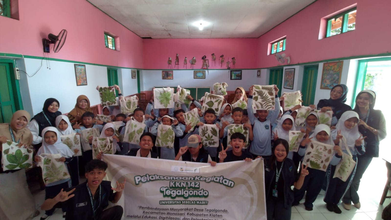 Siswa SDN 1 Tegalgondo antusias mengikuti kegiatan Kreasi Eco Print Tote Bag bersama mahasiswa KKN 142 UNS pada Rabu (29/7/2026). (Dok. Pribadi/KKN 142 UNS)