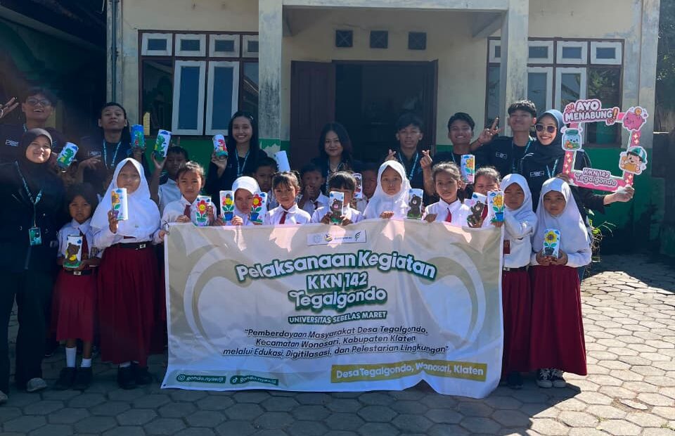 Siswa SDN 3 Tegalgondo menghias celengan dalam kegiatan Paint Your Savings bersama mahasiswa KKN 142 UNS untuk mengenalkan kebiasaan menabung sejak dini pada Senin (20/7/2026). (Dok. Pribadi/KKN 142 UNS)