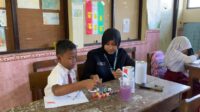Proses berkreasi menghias celengan dengan teknik lukis. (Dok. Pribadi/KKN 142 UNS)