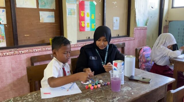 Proses berkreasi menghias celengan dengan teknik lukis. (Dok. Pribadi/KKN 142 UNS)