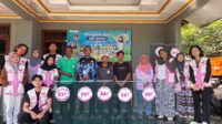 Foto Bersama Pak Dukuh dan Pak RT dalam Pelaksanaan Kegiatan EcoBank Desa. (Dok. Pribadi/KKN 237 UNS) Foto Bersama Pak Dukuh dan Pak RT dalam Pelaksanaan Kegiatan EcoBank Desa. (Dok. Pribadi/KKN 237 UNS)