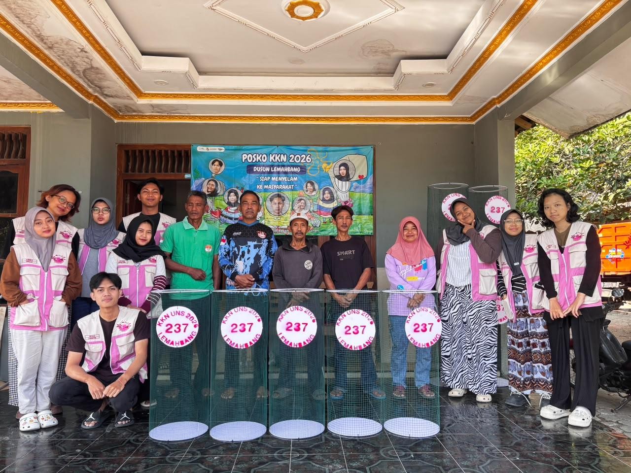 Foto Bersama Pak Dukuh dan Pak RT dalam Pelaksanaan Kegiatan EcoBank Desa. (Dok. Pribadi/KKN 237 UNS)