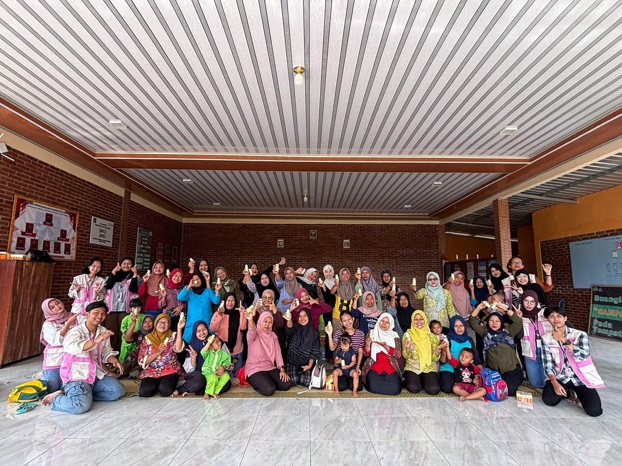 Foto Bersama Sosialisasi dan Demonstrasi Pembuatan Susu Jagung. (Dok. Pribadi/KKN 237 UNS)