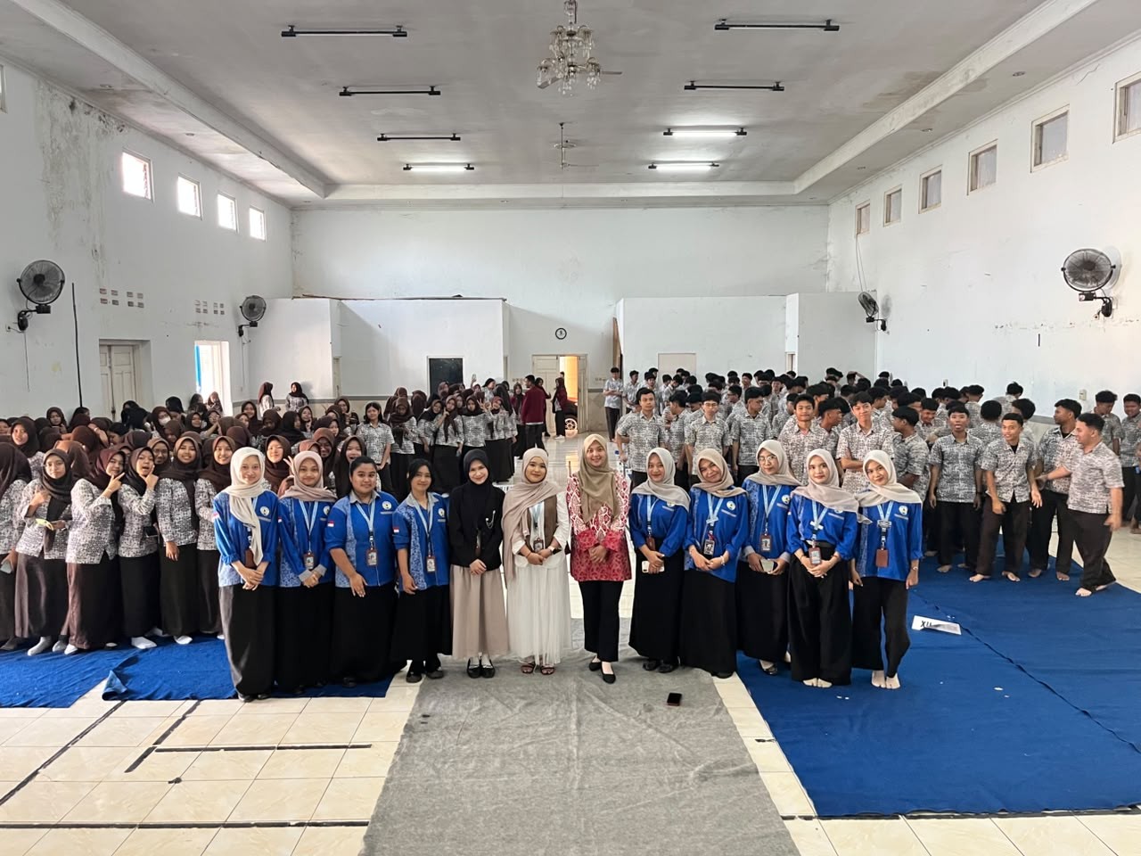 Foto bersama seluruh peserta. (Dok. Pribadi MKT SMA Negeri 3)