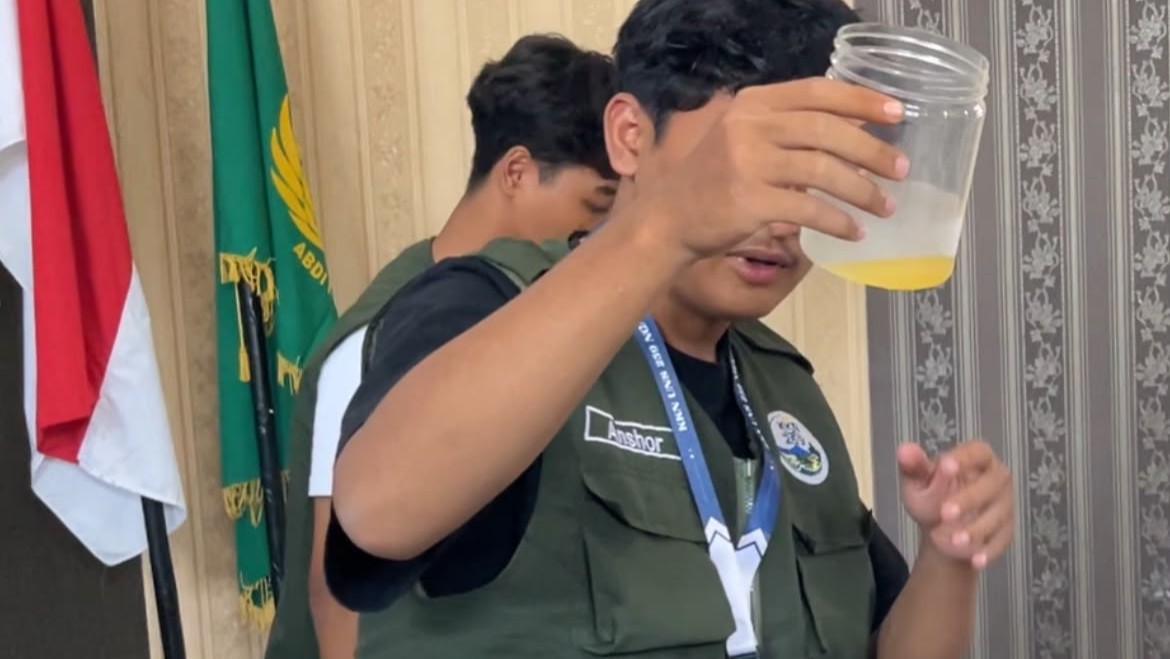 Hasil cairan dari alat pirolisis sederhana. (Dok. Pribadi/KKN 259 UNS)