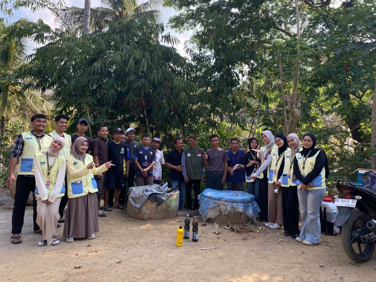 Dokumentasi bersama setelah pembuatan pupuk organik bersama masyarakat Dusun Suruh. (Dok. Pribadi/ KKN IV.C3 UAD)