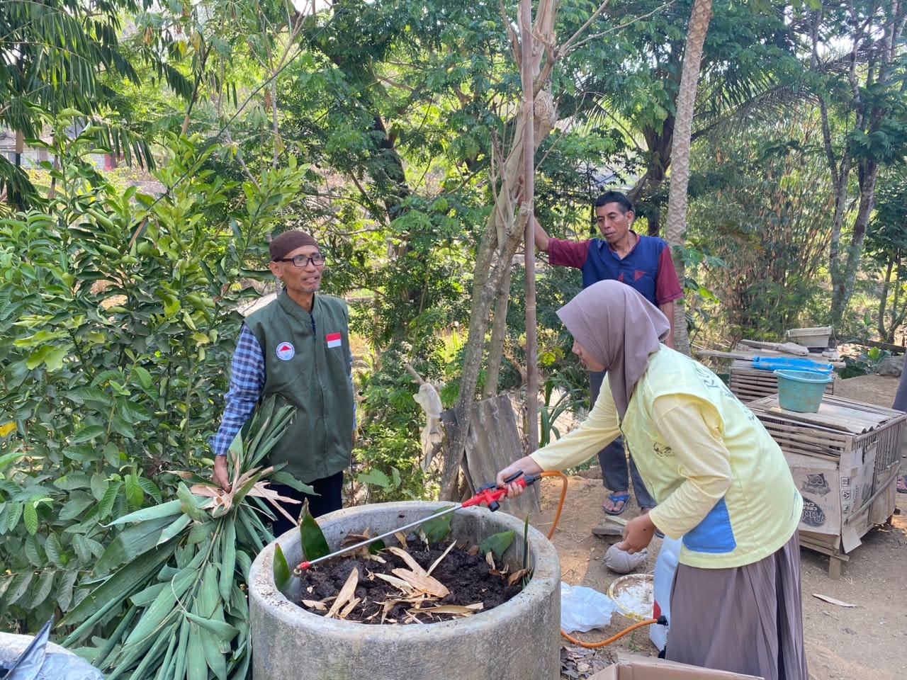 Dokumentasi proses pembuatan pupuk organik. (Dok. Pribadi/ KKN IV.C3 UAD)