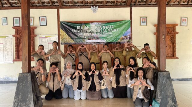 Foto KKN “Abdi Bhuana” 224 bersama para perangkat desa. (Dok. Pribadi/KKN 224 UNS)