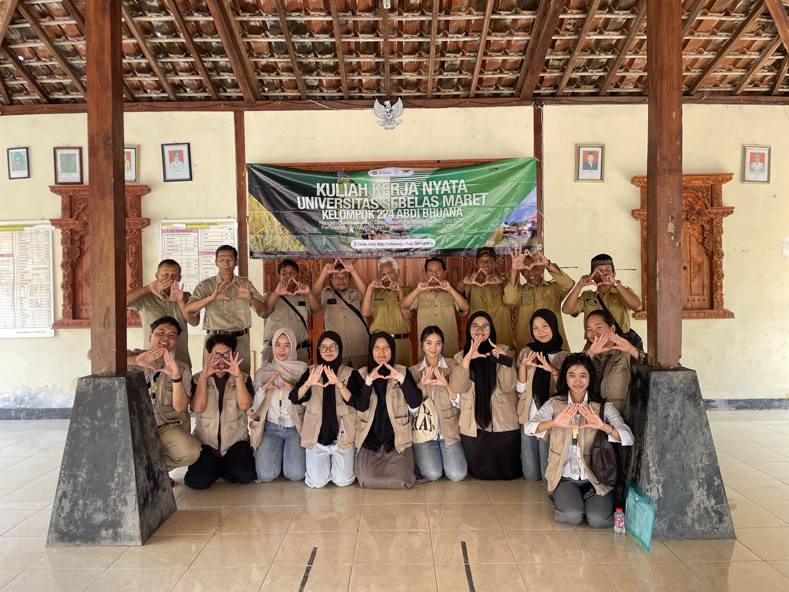 Foto KKN “Abdi Bhuana” 224 bersama para perangkat desa. (Dok. Pribadi/KKN 224 UNS)