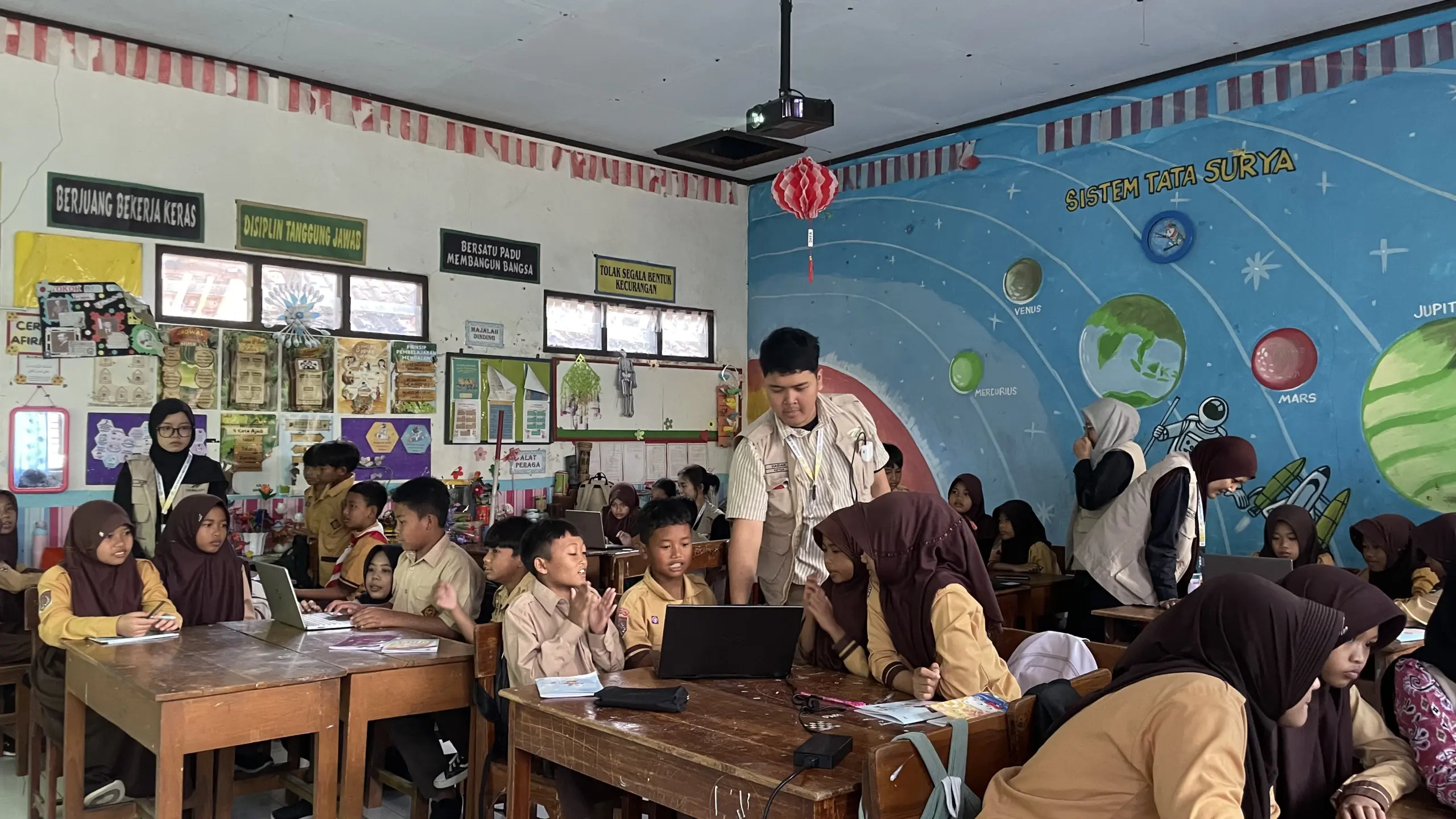 Workshop Microsoft Word bersama SDN 01 Jetis. (Dok. Pribadi/KKN 224 UNS)