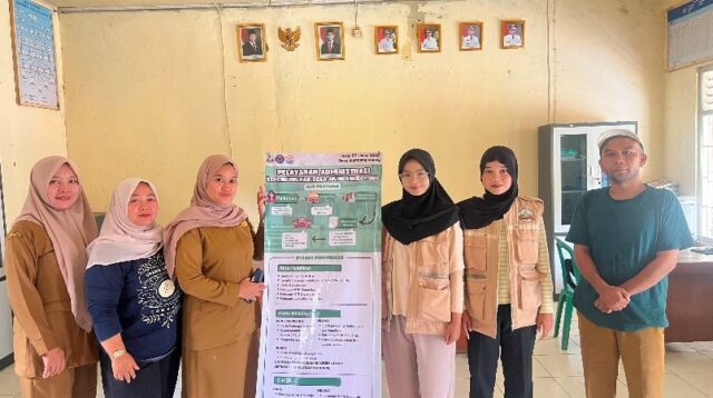 KKM 82 UNIBA saat melakukan penyerahan banner alur dan syarat pelayanan di Kantor Desa Muncangkopong, Kecamatan Cikulur, Kabupaten Lebak pada 18/08/26. (Dok Pribadi/ KKM 82 UNIBA)