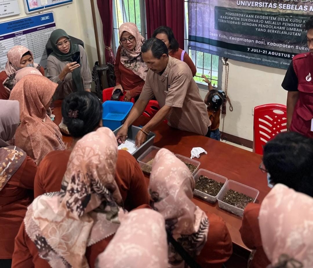 Kegiatan sosialisasi dan praktik langsung budidaya maggot BSF bersama KWT Desa Kudu. (Doc. Pribadi/KKN 244 UNS)