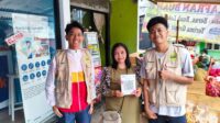 Mahasiswa KKN 277 UNS memberikan pendampingan pembuatan pembayaran digital QRIS kepada UMKM di Desa Sukoharjo pada (14/8/2026). (Dok. Pribadi/KKN 277 UNS) Mahasiswa KKN 277 UNS memberikan pendampingan pembuatan pembayaran digital QRIS kepada UMKM di Desa Sukoharjo pada (14/8/2026). (Dok. Pribadi/KKN 277 UNS)