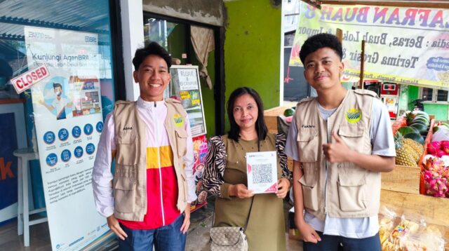 Mahasiswa KKN 277 UNS memberikan pendampingan pembuatan pembayaran digital QRIS kepada UMKM di Desa Sukoharjo pada (14/8/2026). (Dok. Pribadi/KKN 277 UNS)