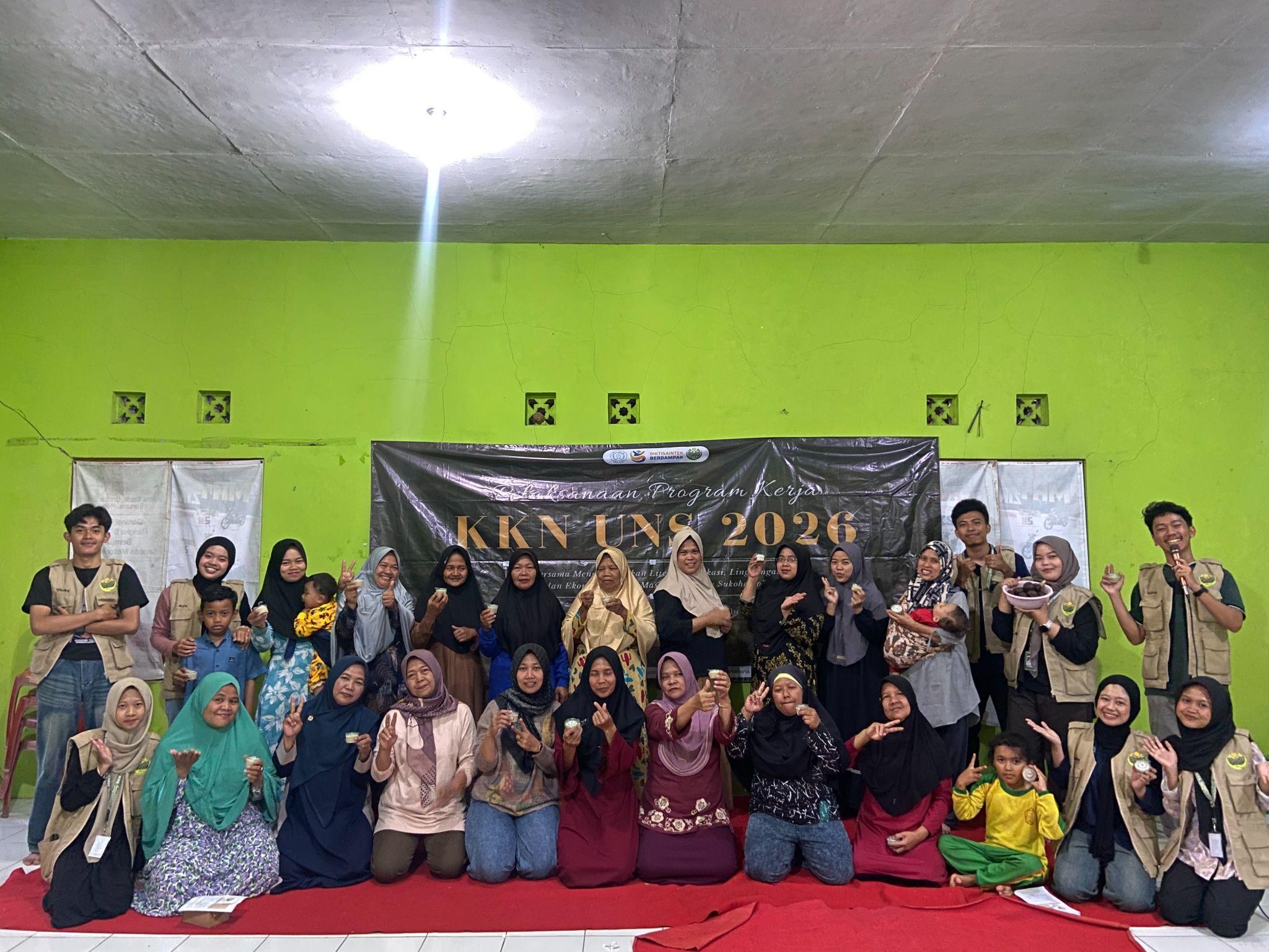 Mahasiswa KKN 277 UNS memberikan sosialisasi terkait pembayaran digital QRIS kepada ibu-ibu di Dukuh Banjarsari sebagai bagian dari pengembangan UMKM pada (12/8/2026). (Dok. Pribadi/KKN 277 UNS)
