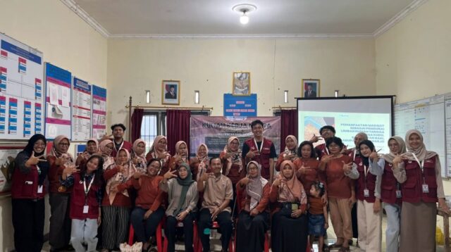 Mahasiswa KKN UNS Kelompok 244 bersama KWT Desa Kudu dalam kegiatan sosialisasi budidaya maggot BSF. (Doc. Pribadi/KKN 244 UNS)