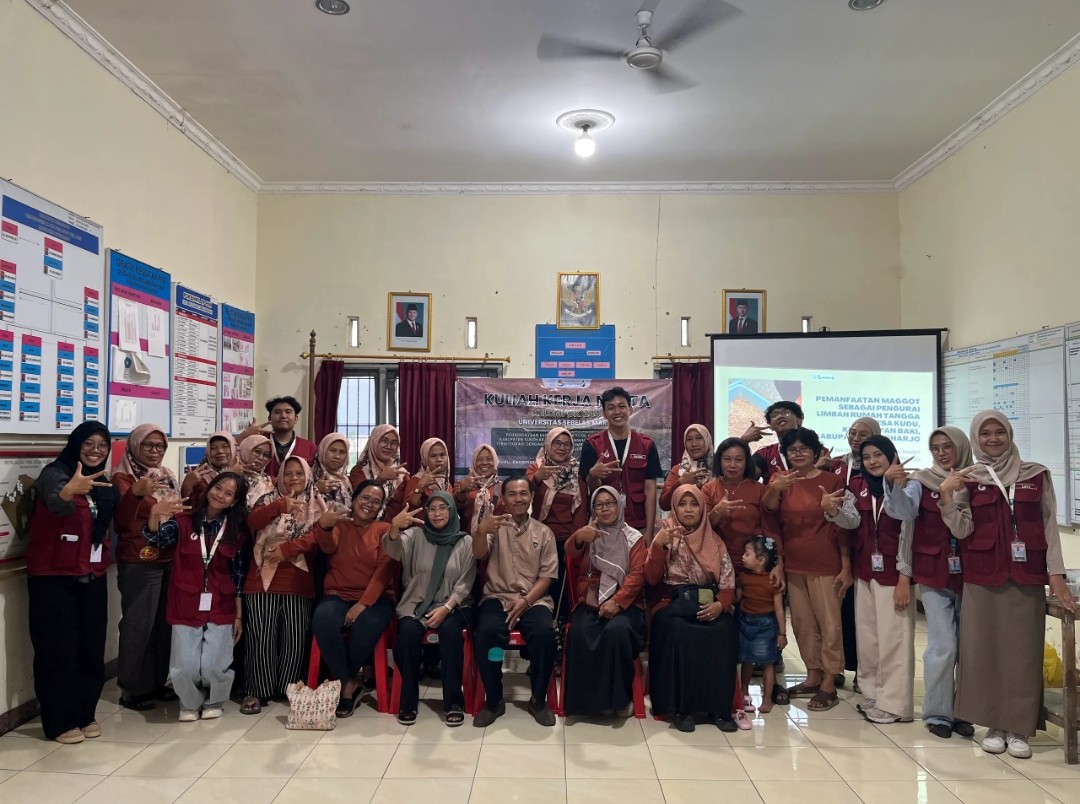 Mahasiswa KKN UNS Kelompok 244 bersama KWT Desa Kudu dalam kegiatan sosialisasi budidaya maggot BSF. (Doc. Pribadi/KKN 244 UNS)