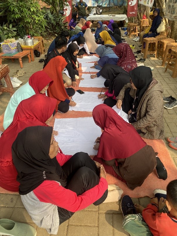 Para lansia Kampung Ramah Lansia Dusun Cikoneng 3 mengikuti kegiatan membuat pola batik bersama mahasiswa KKN Tematik Rumah Zakat 2026, Sabtu (15/8/2026). (Dok. Tim KKN Tematik Rumah Zakat 2026)