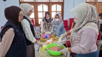 Praktik pengolahan Minyak Jelantah menjadi sabun oleh KKN 146 UNS. (Dok. Pribadi/ KKN 146 UNS) Praktik pengolahan Minyak Jelantah menjadi sabun oleh KKN 146 UNS. (Dok. Pribadi/ KKN 146 UNS)