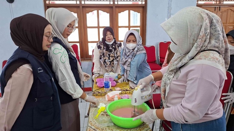 Praktik pengolahan Minyak Jelantah menjadi sabun oleh KKN 146 UNS. (Dok. Pribadi/ KKN 146 UNS)