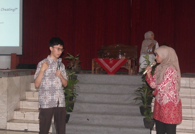 Praktik public speaking oleh peserta. (Dok. Pribadi MKT SMA Negeri 3)