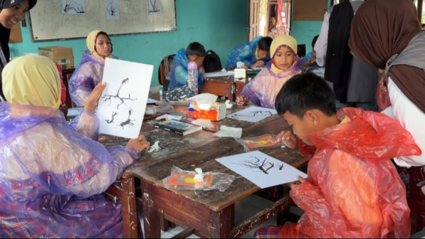 Proses membuat lukisan tiup pada kelas 5 (Dok. Pribadi/KKN 225 UNS)