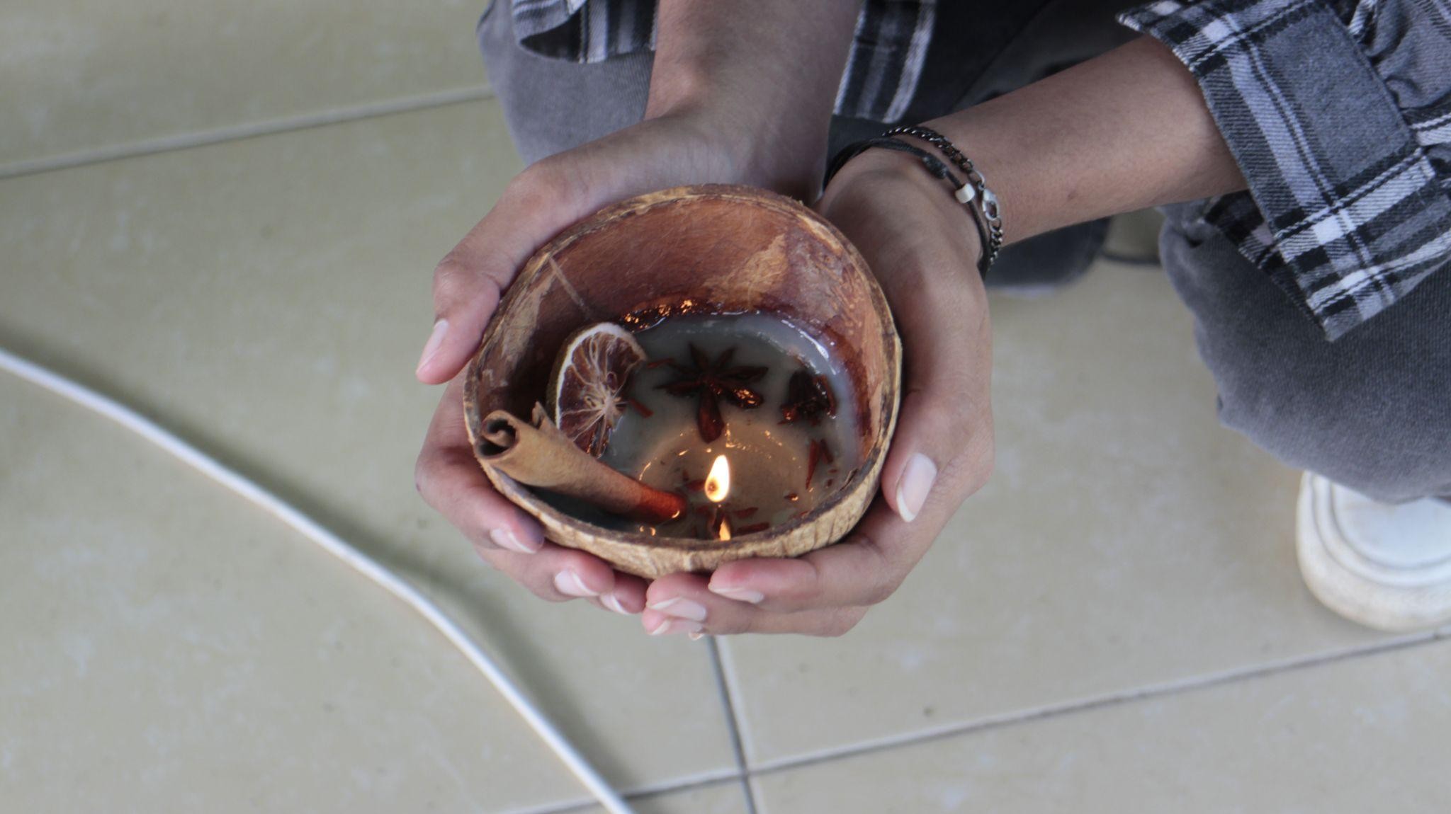 Proses Menghias Lilin Aromaterapi Menggunakan Rempah-Rempah. (Dok. Pribadi/KKN 192 UNS)
