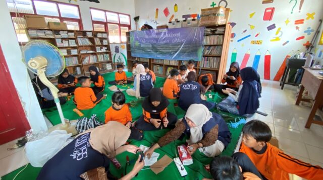 Siswa SDN Lebak mewarnai dan menghias celengan dalam kegiatan Celengan Kreatif. (Dok. Pribadi/KKN 155 UNS, 2026)