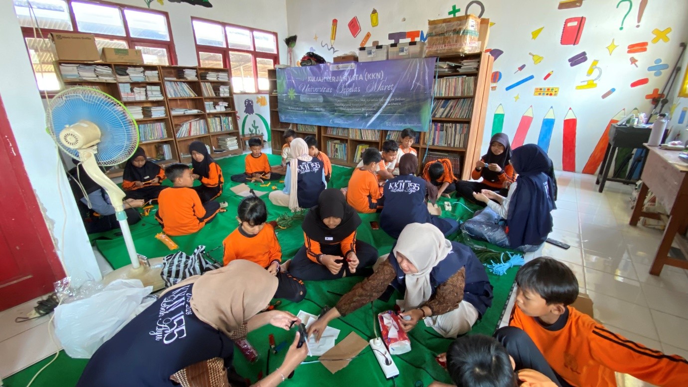 Siswa SDN Lebak mewarnai dan menghias celengan dalam kegiatan Celengan Kreatif. (Dok. Pribadi/KKN 155 UNS, 2026)
