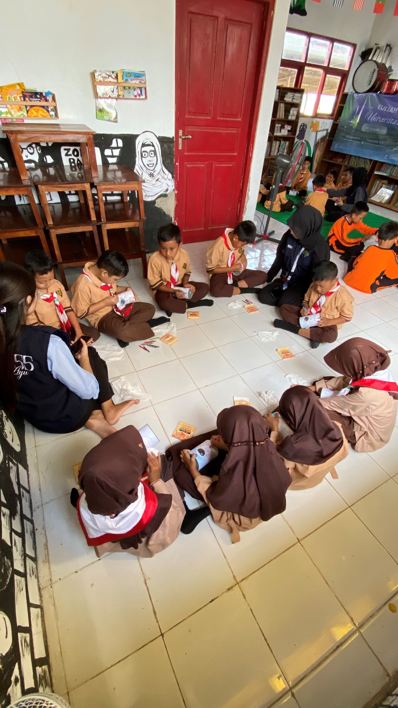 Siswa SDN Lebak membuat kerajinan menggunakan kawat bulu dengan pendampingan mahasiswa KKN 155 UNS. (Dok. Pribadi/KKN 155 UNS, 2026)