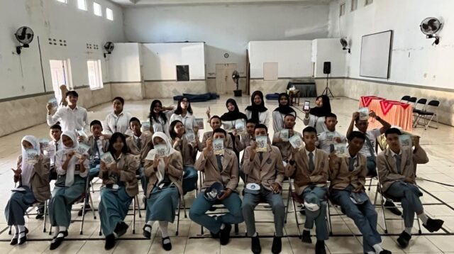 Dokumentasi bersama setelah sosialisasi yang dilaksanakan bersama perwakilan kelas X dan XI SMA N 3 Kota Magelang. (Dok. Pribadi/MKT Untidar SMA Negeri 3 Magelang)