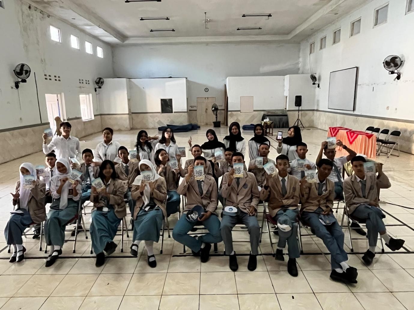Dokumentasi bersama setelah sosialisasi yang dilaksanakan bersama perwakilan kelas X dan XI SMA N 3 Kota Magelang. (Dok. Pribadi/MKT Untidar SMA Negeri 3 Magelang)