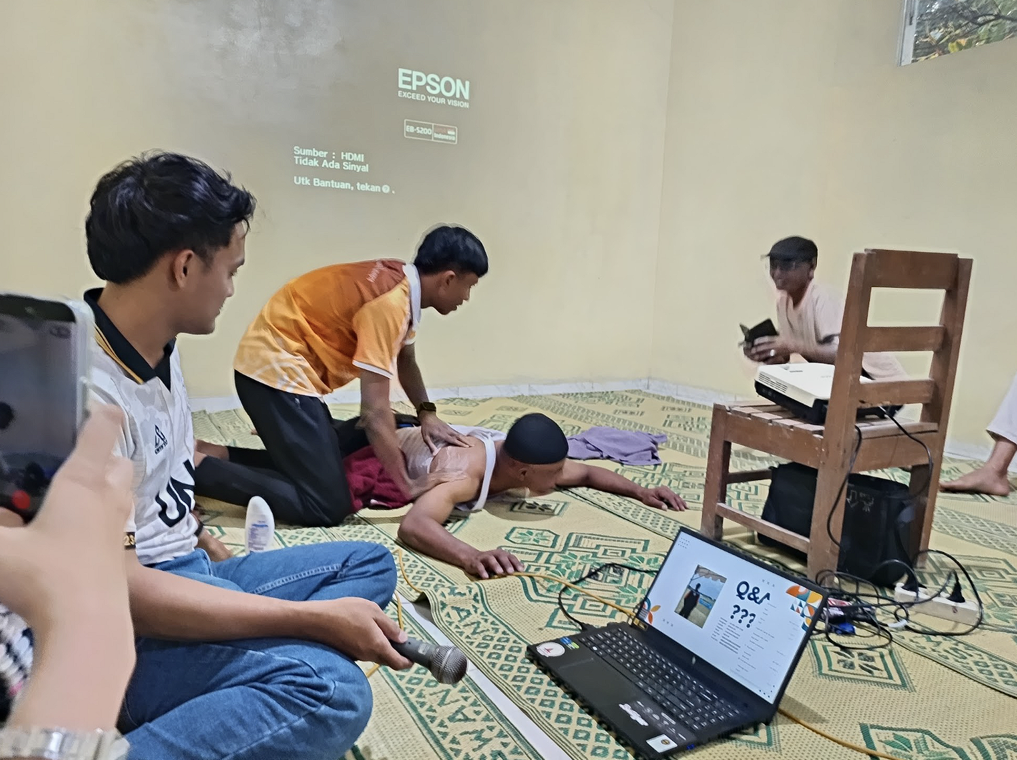 Demonstrasi Penanganan Cedera Secara Langsung kepada Salah Satu Peserta dalam Kegiatan Pelatihan KKN Kelompok 298 UNS di Desa Berjo. (Dok. Pribadi/KKN 298 UNS)