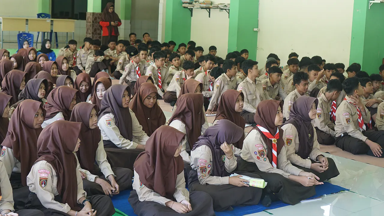Siswa MTsN 2 Kota Magelang saat menyimak penyampaian materi dari narasumber dalam kegiatan bertema “Kenali Dirimu, Tentukan Pilihanmu, Raih Masa Depanmu” yang berlangsung pada Sabtu (5/9/2026) di Gedung Mushala MTsN 2 Kota Magelang. (Dok. Pribadi/MKT UNTIDAR)