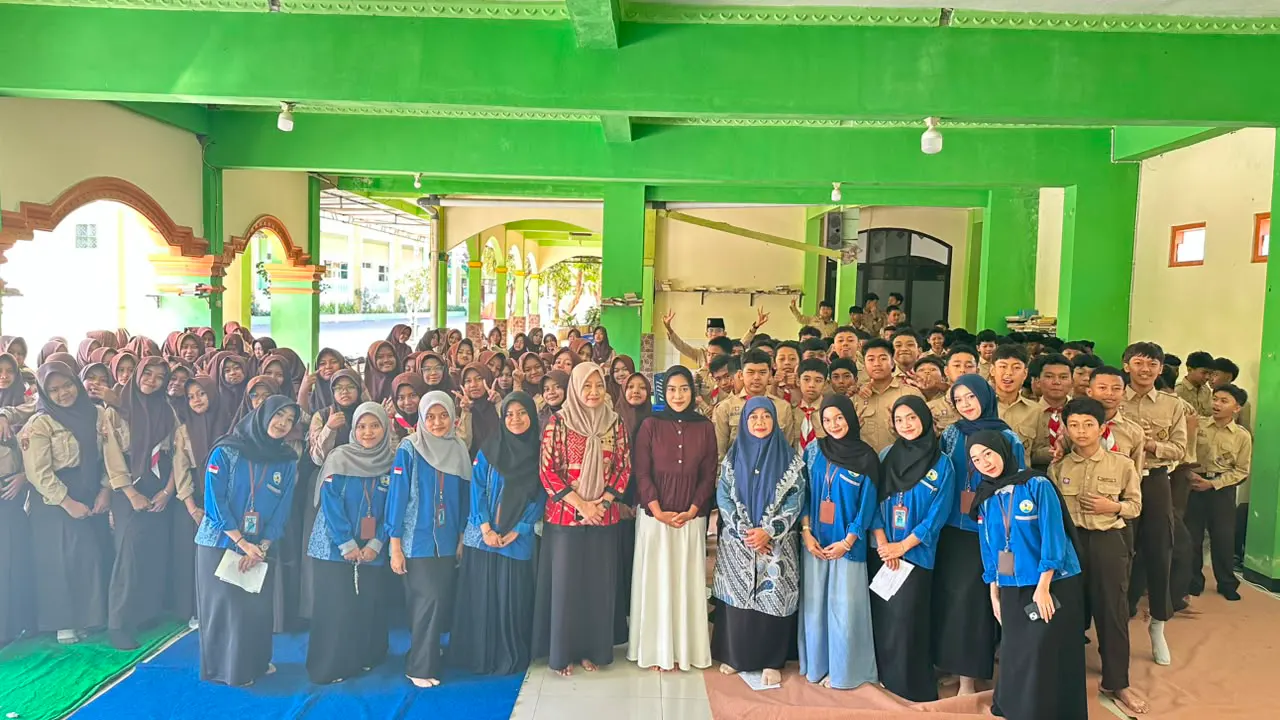 Dokumentasi bersama seusai kegiatan bertema “Kenali Dirimu, Tentukan Pilihanmu, Raih Masa Depanmu” yang berlangsung pada Sabtu (5/9/2026) di Gedung Mushala MTsN 2 Kota Magelang. (Dok. Pribadi/MKT UNTIDAR)