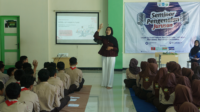 Rana Fadhila, mahasiswi berprestasi Program Studi Pendidikan Bahasa Inggris Universitas Tidar saat menjadi narasumber dalam kegiatan bertema “Kenali Dirimu, Tentukan Pilihanmu, Raih Masa Depanmu” yang berlangsung pada Sabtu (5/9/2026) di Gedung Mushala MTsN 2 Kota Magelang. (Dok. Pribadi/MKT UNTIDAR) Rana Fadhila, mahasiswi berprestasi Program Studi Pendidikan Bahasa Inggris Universitas Tidar saat menjadi narasumber dalam kegiatan bertema “Kenali Dirimu, Tentukan Pilihanmu, Raih Masa Depanmu” yang berlangsung pada Sabtu (5/9/2026) di Gedung Mushala MTsN 2 Kota Magelang. (Dok. Pribadi/MKT UNTIDAR)