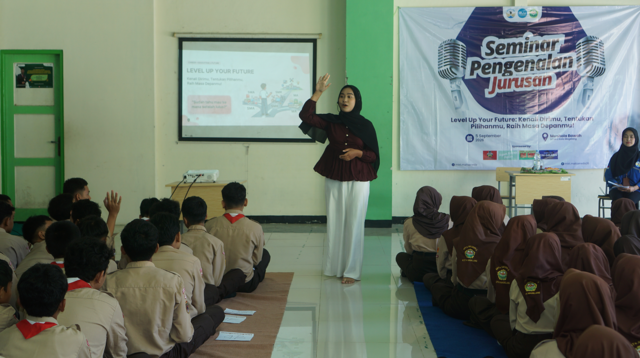 Rana Fadhila, mahasiswi berprestasi Program Studi Pendidikan Bahasa Inggris Universitas Tidar saat menjadi narasumber dalam kegiatan bertema “Kenali Dirimu, Tentukan Pilihanmu, Raih Masa Depanmu” yang berlangsung pada Sabtu (5/9/2026) di Gedung Mushala MTsN 2 Kota Magelang. (Dok. Pribadi/MKT UNTIDAR)