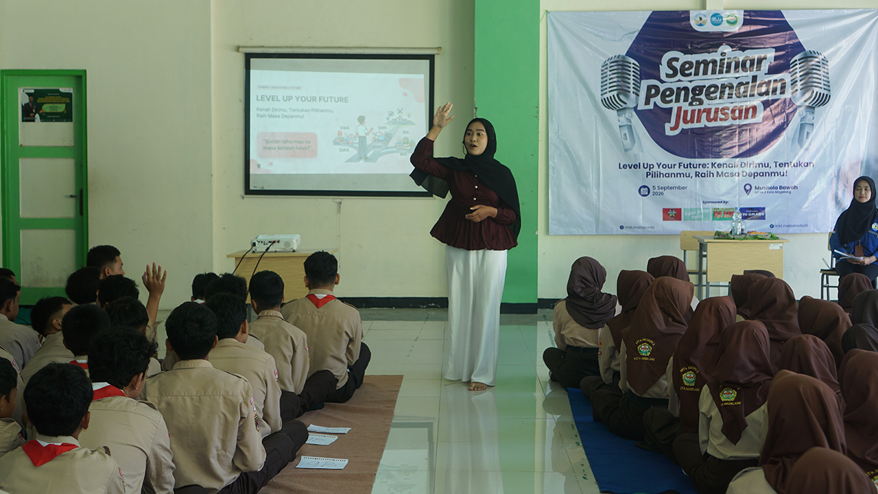 Rana Fadhila, mahasiswi berprestasi Program Studi Pendidikan Bahasa Inggris Universitas Tidar saat menjadi narasumber dalam kegiatan bertema “Kenali Dirimu, Tentukan Pilihanmu, Raih Masa Depanmu” yang berlangsung pada Sabtu (5/9/2026) di Gedung Mushala MTsN 2 Kota Magelang. (Dok. Pribadi/MKT UNTIDAR)